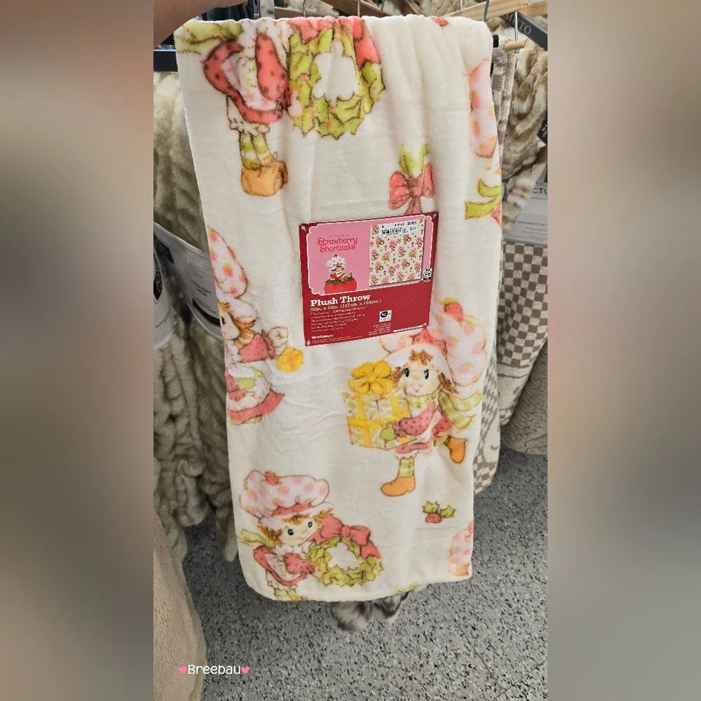 Strawberry Shortcake Plush Throw Blanket - Picture 3 of 3